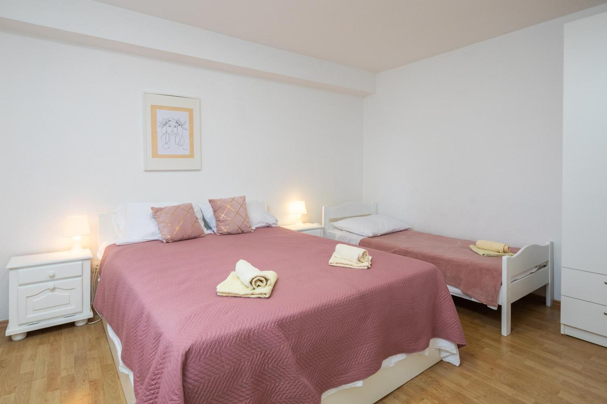 Apartments Roza Omis Luaran gambar