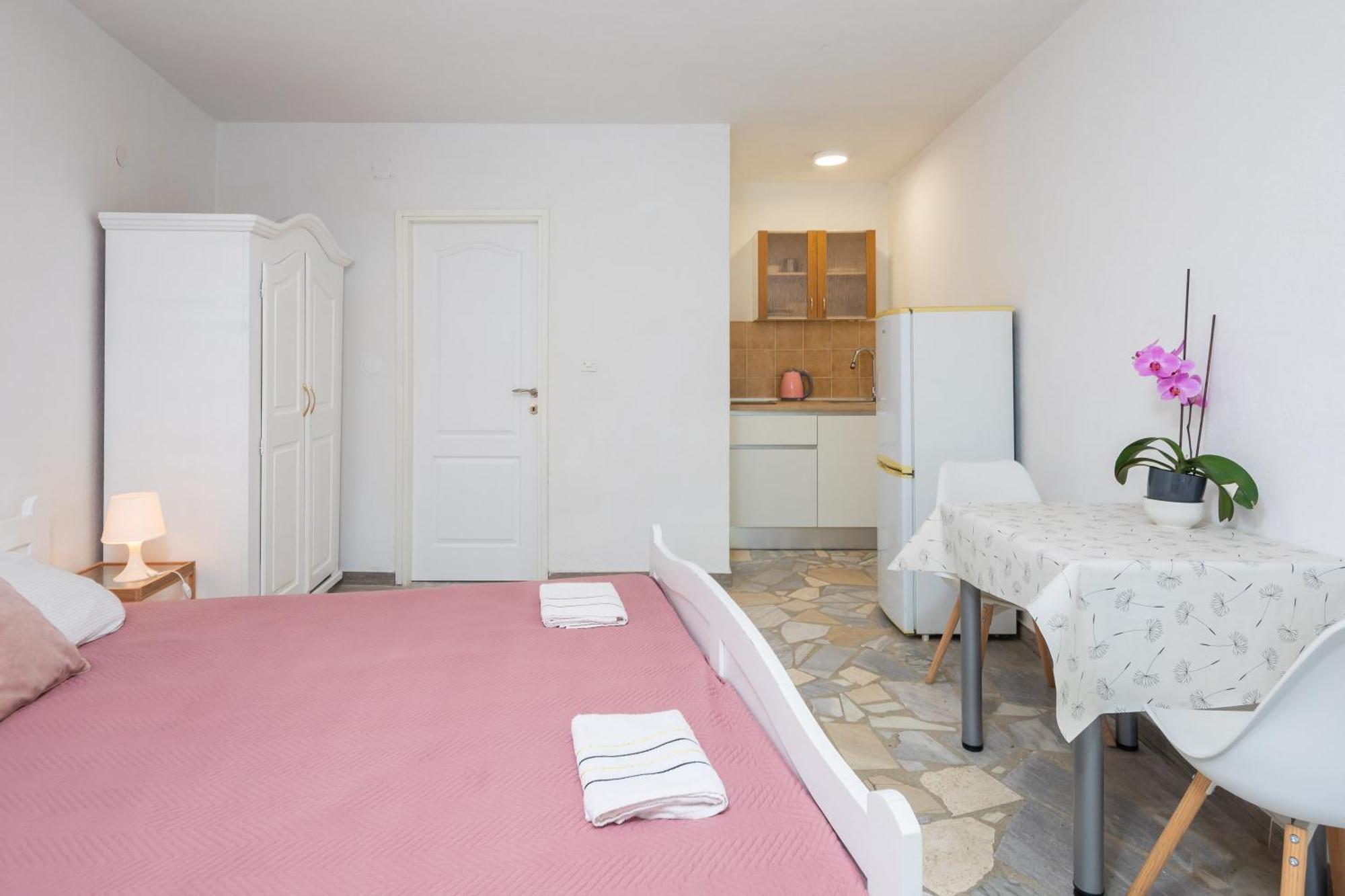 Apartments Roza Omis Luaran gambar