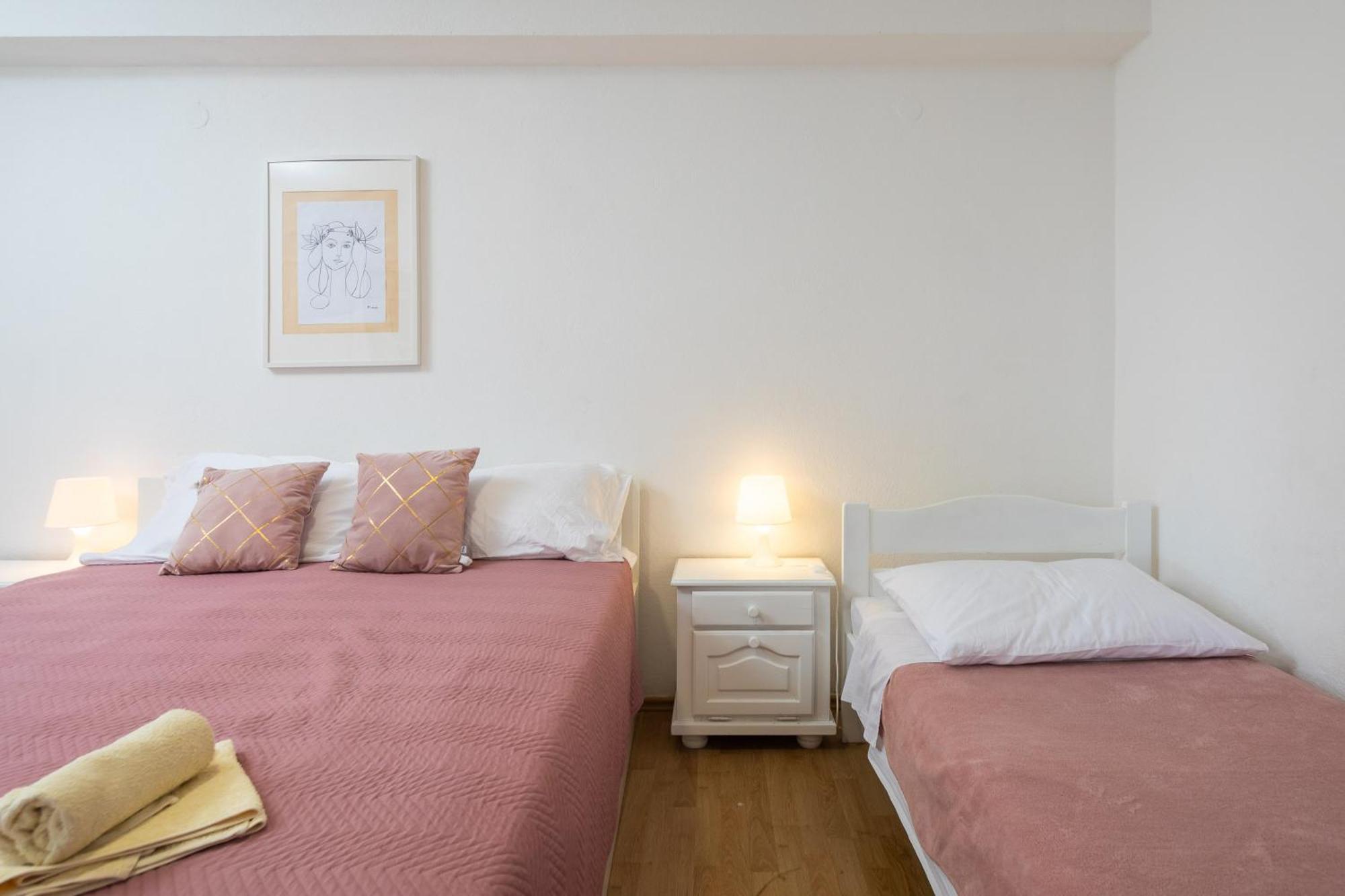 Apartments Roza Omis Luaran gambar